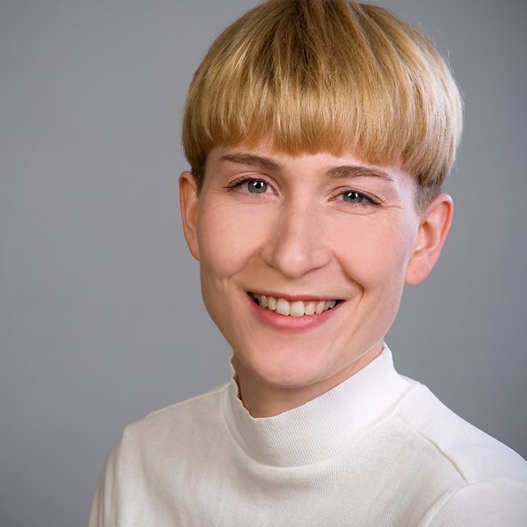 Dr. Carolin Lewis